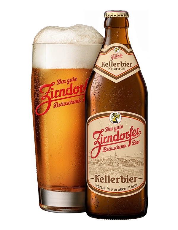 Neben einer Bierflasche Zirndorfer Kellerbier steht ein Zirndorfer-Glas, gefüllt mit Bier.