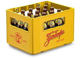 Gelbe Kiste mit zwölf dunklen Bierflaschen steht auf einem weißen Hintergrund.