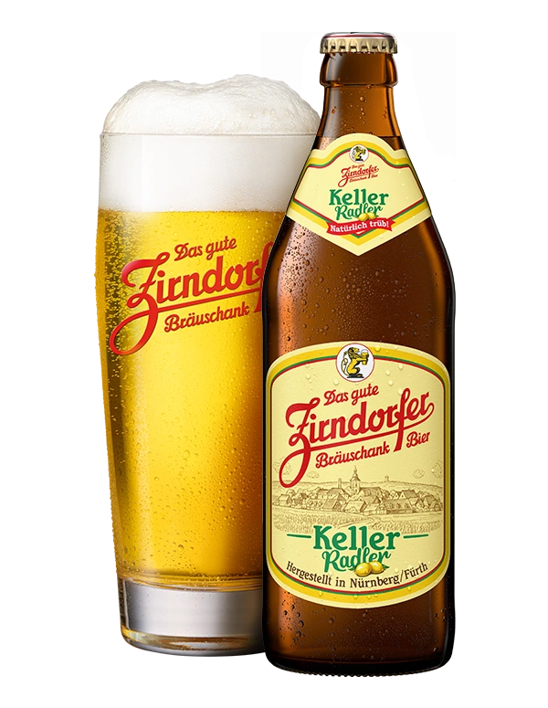 Neben einer Bierflasche Zirndorfer Kellerradler steht ein Zirndorfer-Glas, gefüllt mit Bier.