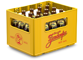 Gelbe Getränkekiste mit zwölf Glasflaschen gefüllt, steht isoliert auf weißem Grund.