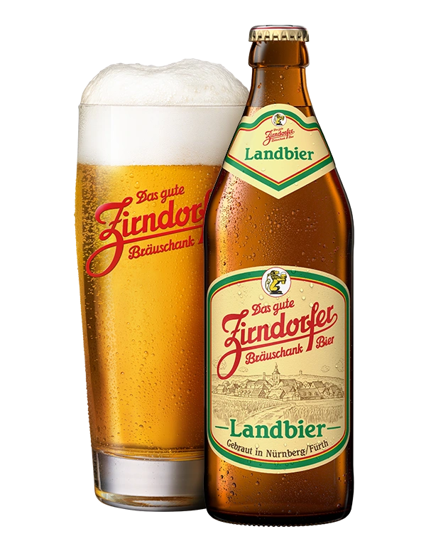 Neben einer Bierflasche Zirndorfer Landbier steht ein Zirndorfer-Glas, gefüllt mit Bier.